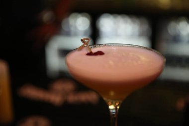 Lokantadaki masada alkol kokteyli.