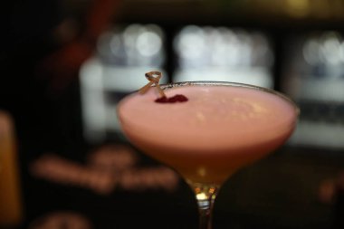 Lokantadaki masada alkol kokteyli.