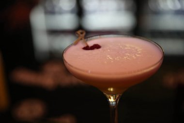 Lokantadaki masada alkol kokteyli.