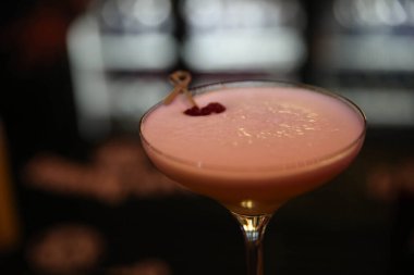 Lokantadaki masada alkol kokteyli.