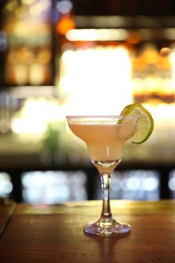 Lokantadaki masada alkol kokteyli.