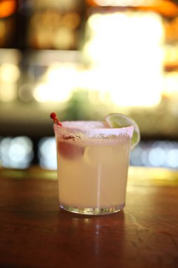 Lokantadaki masada alkol kokteyli.