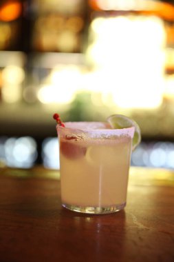 Lokantadaki masada alkol kokteyli.