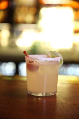 Lokantadaki masada alkol kokteyli.