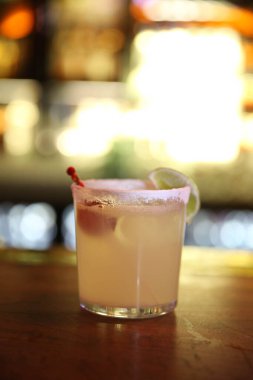 Lokantadaki masada alkol kokteyli.