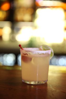 Lokantadaki masada alkol kokteyli.
