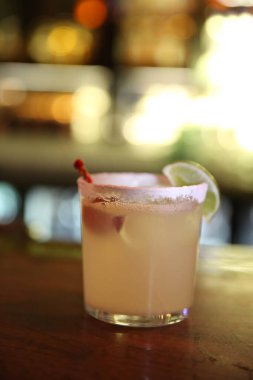 Lokantadaki masada alkol kokteyli.