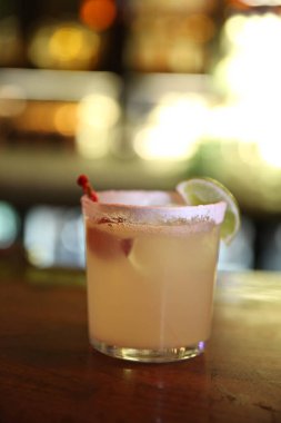 Lokantadaki masada alkol kokteyli.