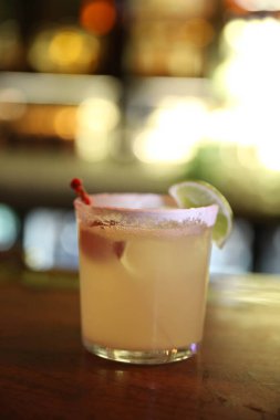 Lokantadaki masada alkol kokteyli.