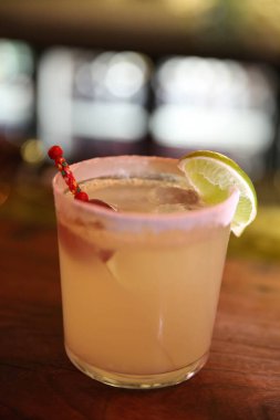 Lokantadaki masada alkol kokteyli.