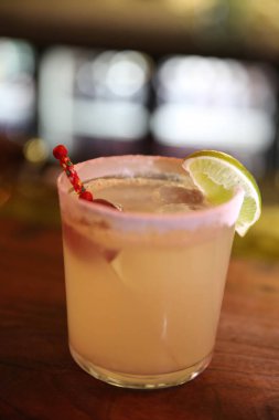 Lokantadaki masada alkol kokteyli.