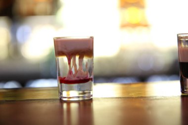 Lokantadaki masada alkol kokteyli.