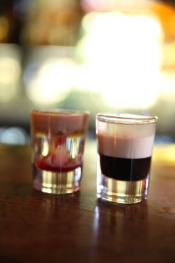 Lokantadaki masada alkol kokteyli.