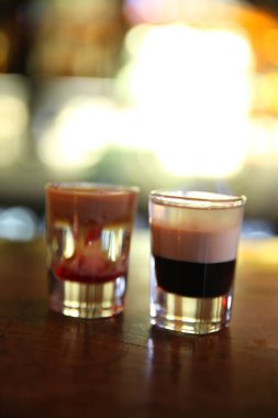 Lokantadaki masada alkol kokteyli.