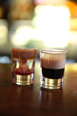 Lokantadaki masada alkol kokteyli.