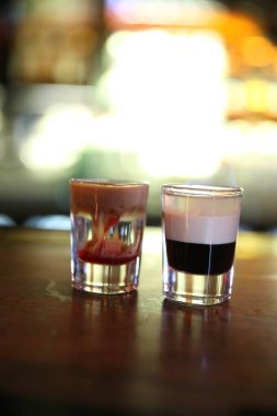 Lokantadaki masada alkol kokteyli.