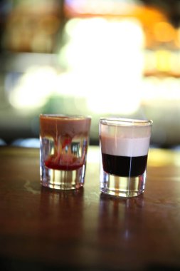 Lokantadaki masada alkol kokteyli.