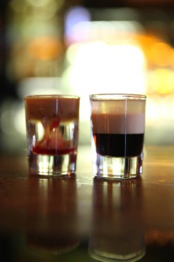 Lokantadaki masada alkol kokteyli.