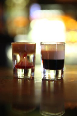 Lokantadaki masada alkol kokteyli.