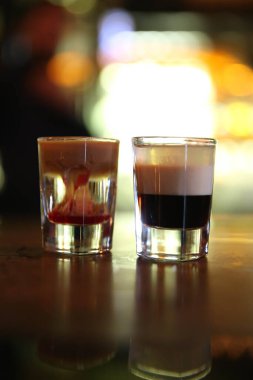 Lokantadaki masada alkol kokteyli.