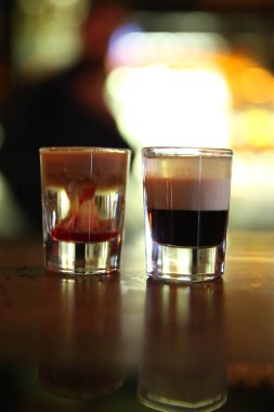 Lokantadaki masada alkol kokteyli.