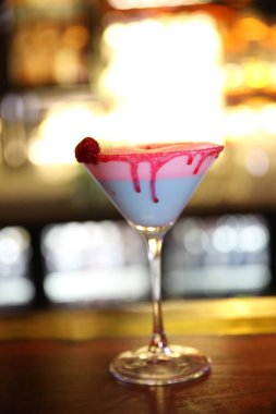 Lokantadaki masada alkol kokteyli.