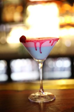 Lokantadaki masada alkol kokteyli.