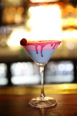 Lokantadaki masada alkol kokteyli.
