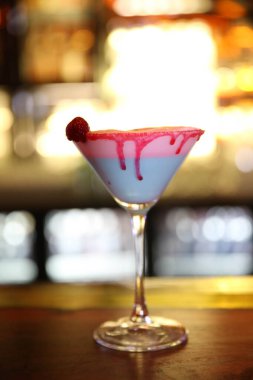 Lokantadaki masada alkol kokteyli.