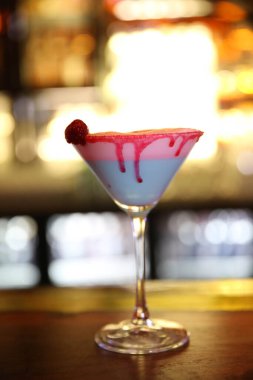 Lokantadaki masada alkol kokteyli.
