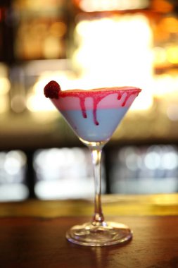 Lokantadaki masada alkol kokteyli.