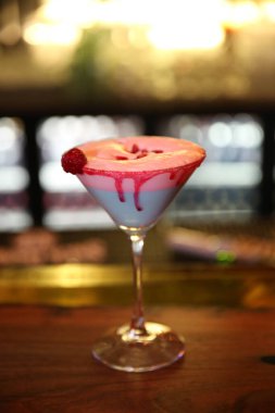 Lokantadaki masada alkol kokteyli.