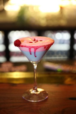 Lokantadaki masada alkol kokteyli.