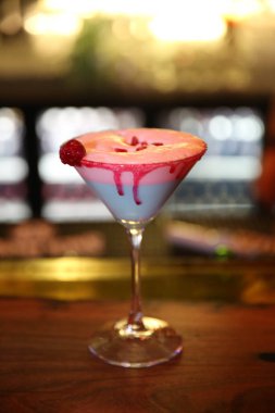 Lokantadaki masada alkol kokteyli.