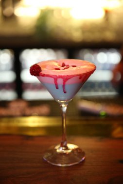 Lokantadaki masada alkol kokteyli.