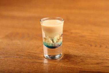 Lokantadaki masada alkol kokteyli.