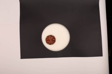 Lokantadaki masada alkol kokteyli.