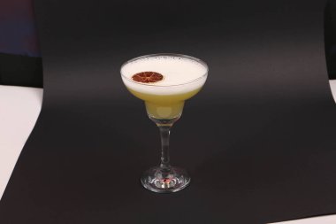 Lokantadaki masada alkol kokteyli.