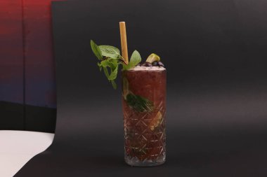 Lokantadaki masada alkol kokteyli.