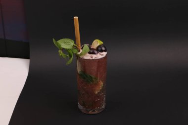Lokantadaki masada alkol kokteyli.