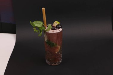 Lokantadaki masada alkol kokteyli.