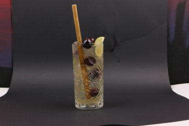 Lokantadaki masada alkol kokteyli.