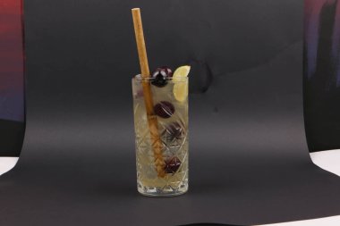 Lokantadaki masada alkol kokteyli.