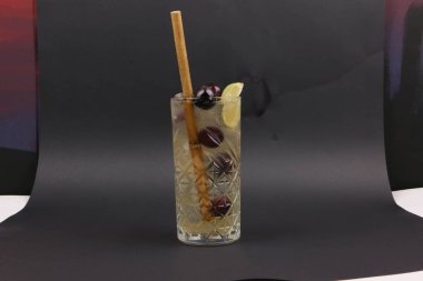 Lokantadaki masada alkol kokteyli.