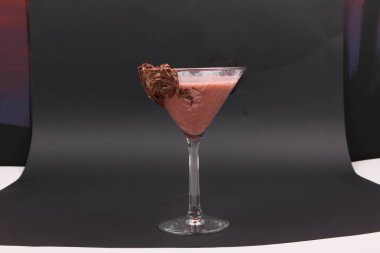 Lokantadaki masada alkol kokteyli.