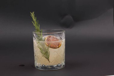 Lokantadaki masada alkol kokteyli.