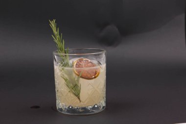 Lokantadaki masada alkol kokteyli.