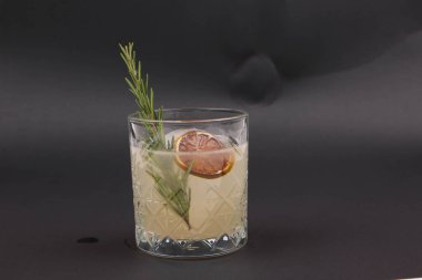 Lokantadaki masada alkol kokteyli.