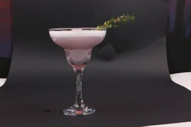 Lokantadaki masada alkol kokteyli.