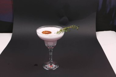 Lokantadaki masada alkol kokteyli.